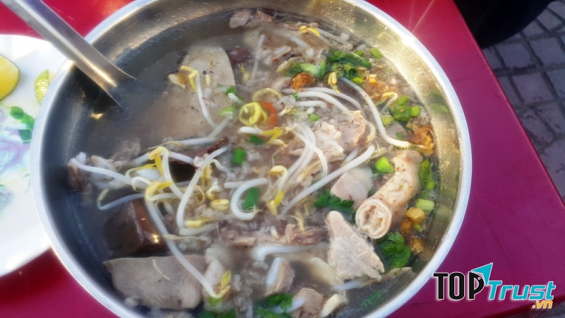 Giá là một phần không thể thiếu tạo nên độ ngon cho cháo lòng