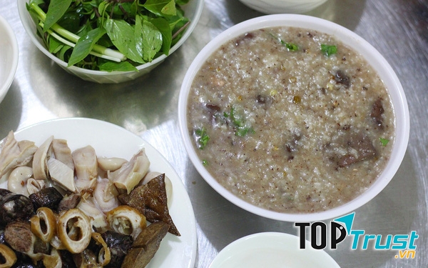 Nhiều người xa xứ, việt kiều trở về nước vẫn tìm tới quán như một cách để tìm lại hương vị quê hương