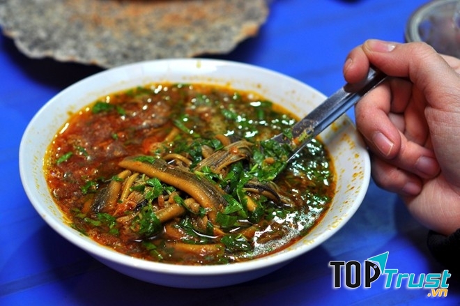 Bát cháo óng ánh sắc vàng của nghệ và mùi thơm của lá rau răm