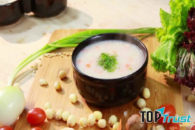 Cháo chân giò, hạt sen cho bé