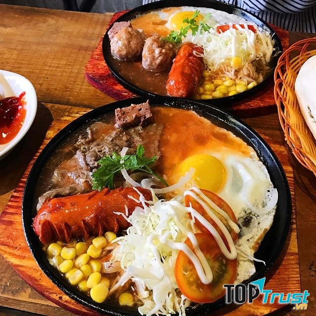 Bò né tại quán Chảo được trình bày trên một đĩa gang tròn cỡ vừa