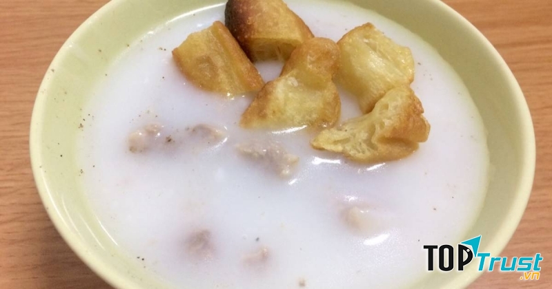 Cháo sụn lợn giúp trẻ tăng cân trông thấy.