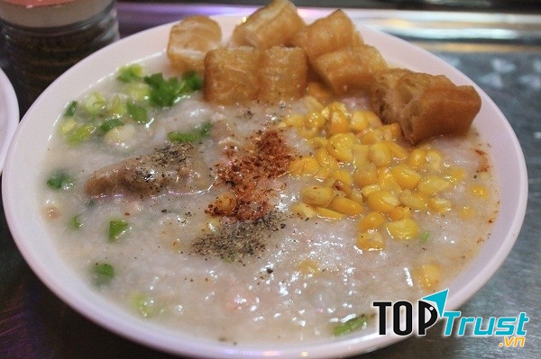 Cháo sườn Bách Khoa lúc nào cũng nóng hổi, cháo nấu vừa miệng