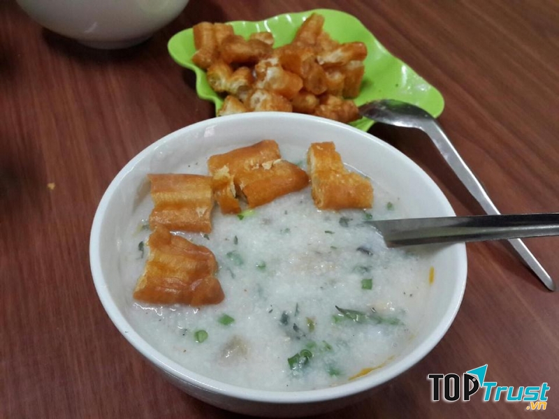 Sườn sụn ở đây được thái mỏng và ướp vị khá đậm đà.