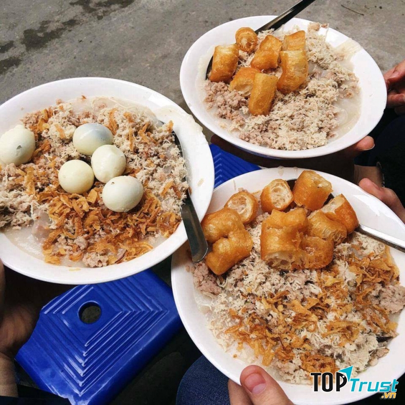 Món cháo sườn là món ăn đơn giản nhưng lại rất được ủng hộ tại Hà Nội.