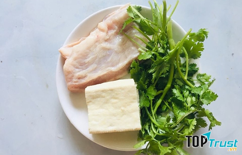 Cháo thịt heo – tàu hũ – cà chua – rau mùi