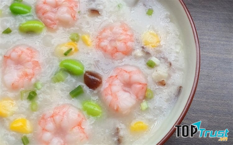 Cháo tôm kích thích vị giác của trẻ.