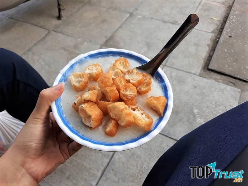 Không chỉ có cháo sườn, quán còn phục vụ cả bún đậu mẹt