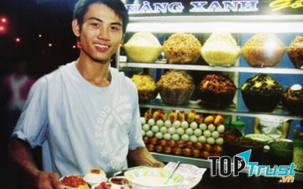 Cháo trắng Hàng Xanh là một trong số những quán ăn đêm nổi tiếng nhất ở Sài Gòn, bạn có thể ghé thăm quán cháo này tại địa chỉ góc ngã tư Hàng Xanh, đường Xô Viết Nghệ Tĩnh, quận Bình Thạnh.