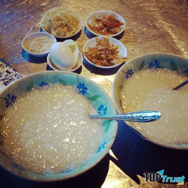 Ghé cháo trắng Hàng Xanh để thưởng thức hương vị bình dị thơm ngon khó cưỡng này nhé.
