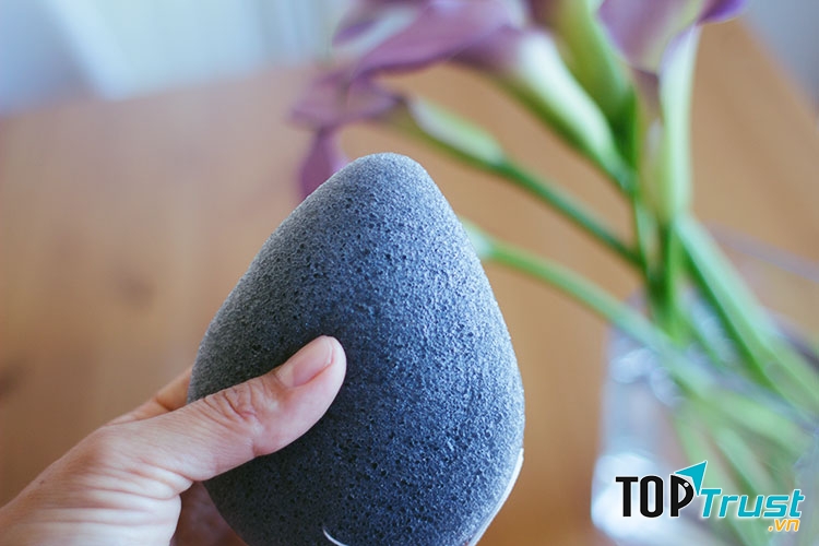 Charcoal & Konjac Cleansing Puff
