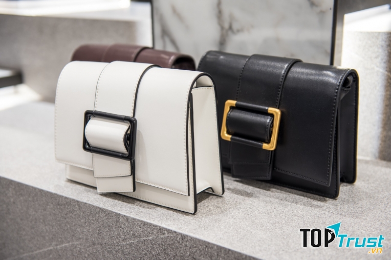 Túi xách tại Charles & Keith