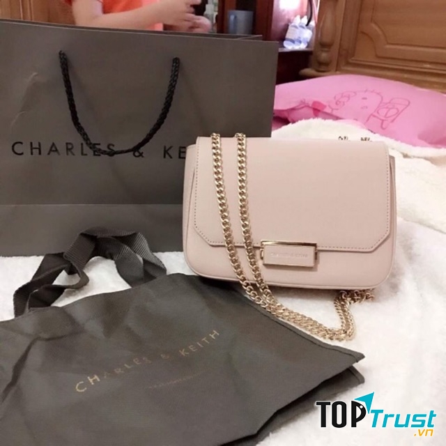 Túi xách tại Charles & Keith