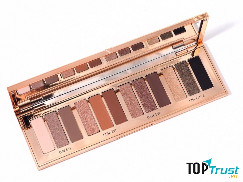 Bảng Phấn Mắt Charlotte Tilbury Instant Eye Palette Limited Edition sẽ làm cho bạn say mê không chỉ bởi vẻ ngoài long lanh hớp hồn, mà còn bởi chất lượng cao cấp bên trong nữa.
