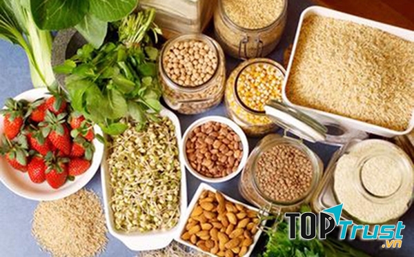 Một số thực phẩm giàu chất xơ như đậu nành, dâu tây, tinh bột