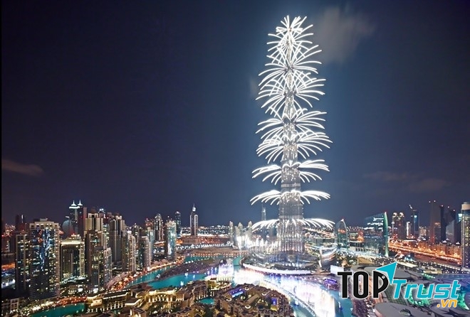 Màn bắn pháo hoa lung linh từ tòa nhà cao nhất thế giới.