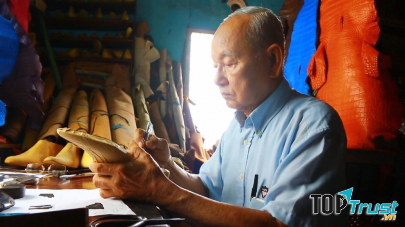 Nghệ nhân đóng giày Trịnh Ngọc - mải miết bên những đứa con tinh thần của mình (Nguồn: Internet)