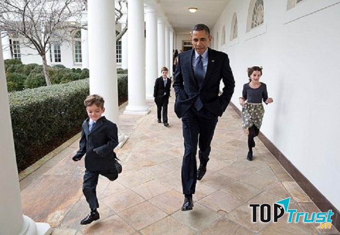 Chạy vui đùa cũng những đứa con của nhân viên Nhà Trắng