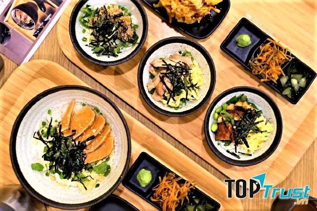 Chazuke thường được trang trí với các loại topping như umeboshi( quả mơ muối), cá hồi nướng, hoặc dưa chua.