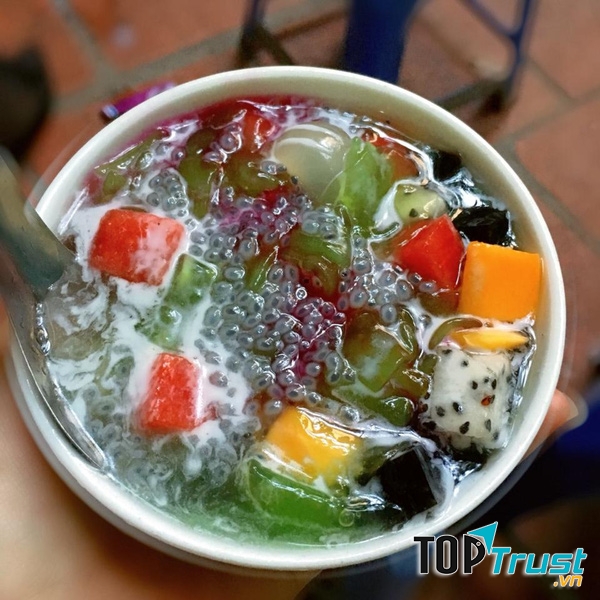 Chè hoa quả của quán Bobo Chacha