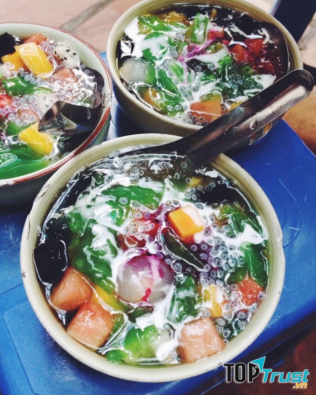 Menu của quán khá đơn giản với chè trắng, chè đen, chè lẫn,…
