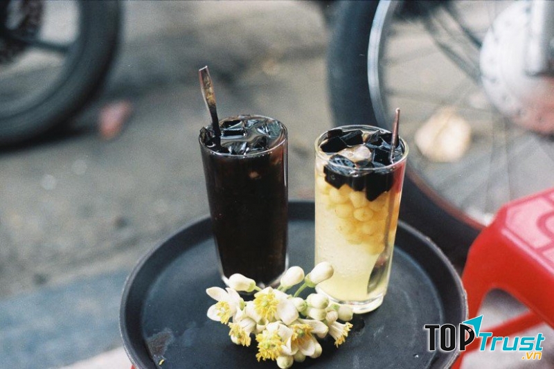 Những món chè làm nên dấu ấn của Bốn Mùa là những loại chè truyền thống như sen, đỗ xanh, đỗ đen.