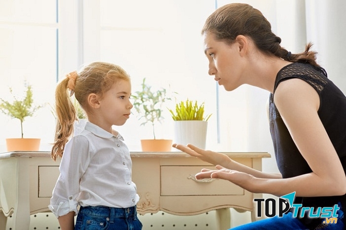 Chê cô giáo đủ kiểu, sai vặt cô và dọa mách phụ huynh nếu cô la mắng bé