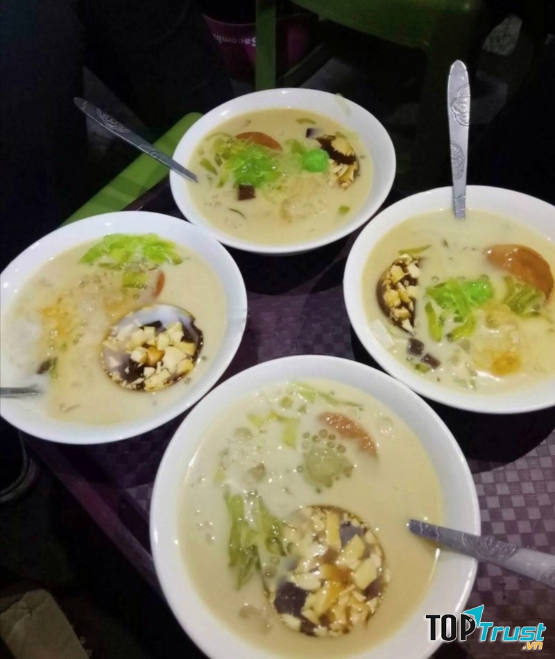 Những bát chè bưởi đầy đặn tại quán