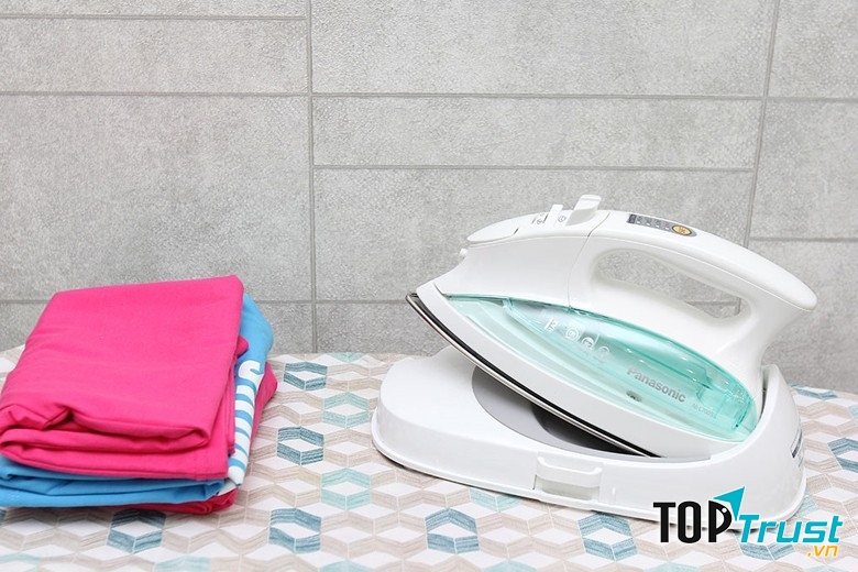 Bàn ủi hơi nước Panasonic NI-L700SSGRA