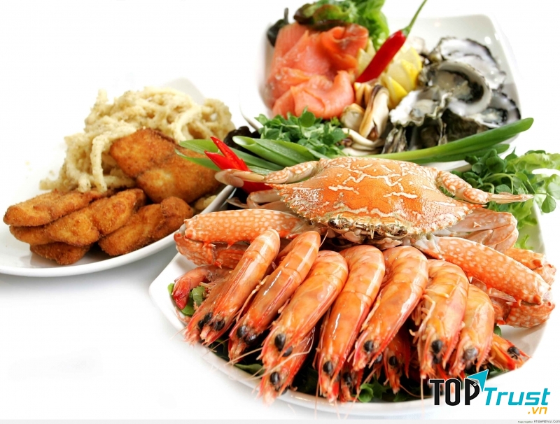 Nếu bạn đang bắt đầu có những dấu hiệu ban đầu của chứng loãng xương thì hãy bổ sung vào thực đơn của mình những loại thực phẩm giàu canxi như trứng, tôm, sữa, cua, ghẹ và các loài giáp xác khác,…