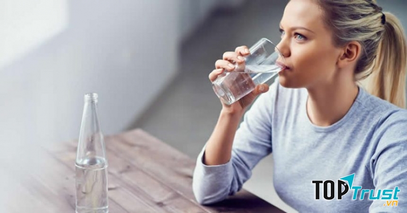 Bạn nên uống nhiều nước tránh mất nước trong cơ thể