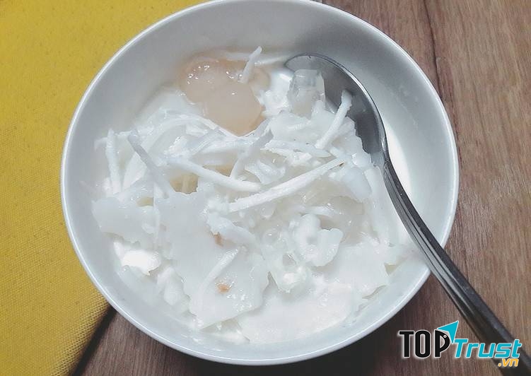 Chè dừa dầm cũng là món ăn được yêu thích ở Quà Vặt Việt