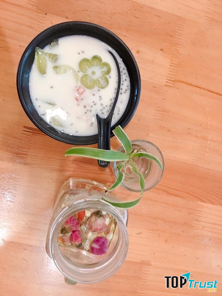 Những bát chè được chè gạo Lê Duẩn mang đến phục vụ thực khách mang một màu trắng sữa dịu dàng nhưng đủ sức cuốn hút ánh mắt người, món thưởng thức nhẹ nhàng từng muỗn chè gạo ngon.