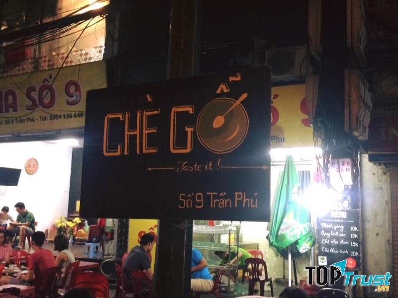 Đến tối quán mới dọn ra mặt đường.