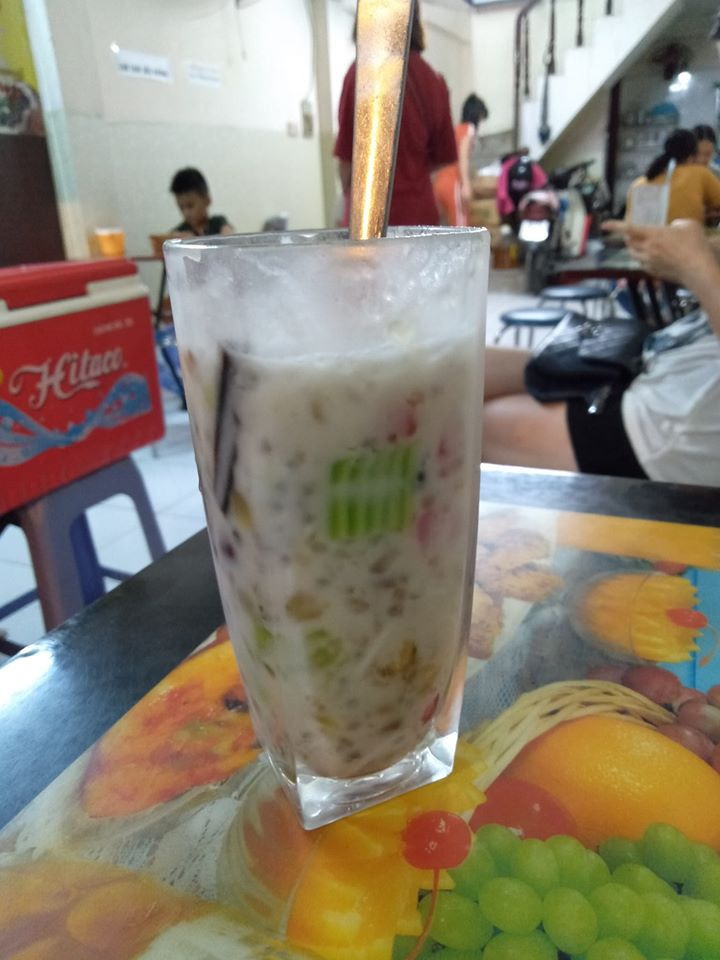 Một tiệm chè Sài Gòn rất được ưa chuộng với dân cư khu vực đó là Chè Kim Cương ngay mặt phố Trần Phú