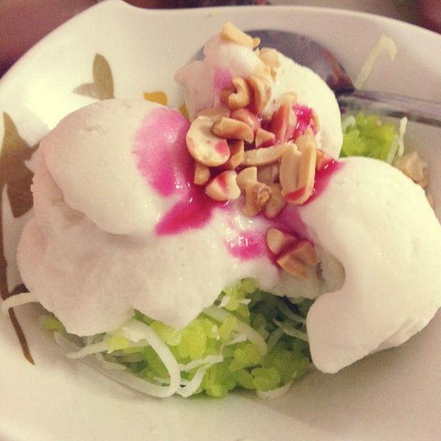 Quán chè nhỏ nhắn có hai tầng, tuy không gian khá hạn chế nhưng đủ thoải mái và vệ sinh.