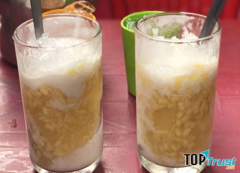 Chè mè đen nóng hổi ăn cùng giò chấu quẩy
