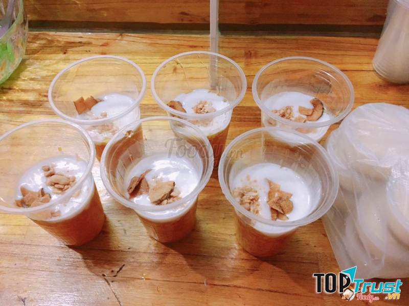 Chè dừa dầm tại quán