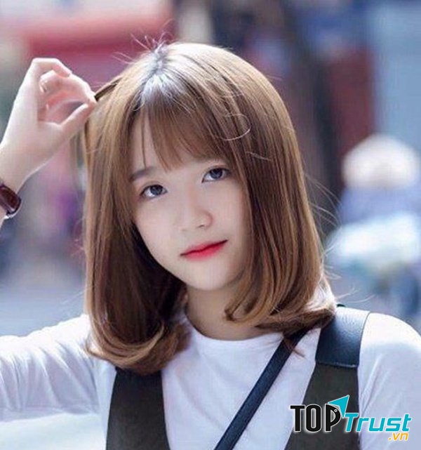 Chỉ cần bạn chọn phấn mắt loại cùng tông với màu tóc, sử dụng một cây cọ và phủ phấn đều lên đó sao cho tự nhiên nhất.