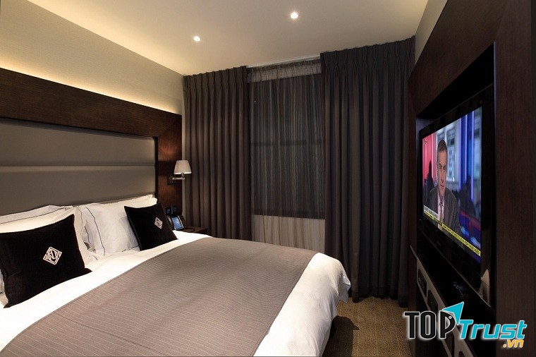 Che phủ mặt tivi khi đặt trong phòng ngủ
