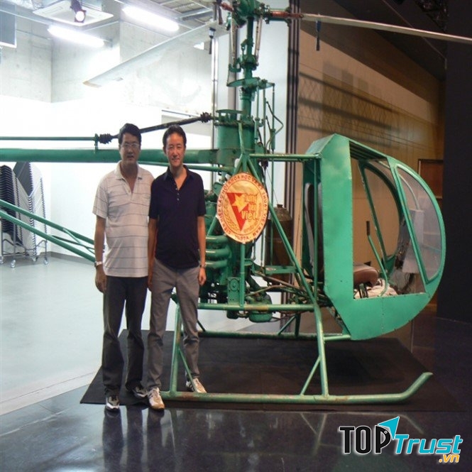 Ông Trần Quốc Hải (trái) bên cạnh chiếc máy bay do mình chế tạo