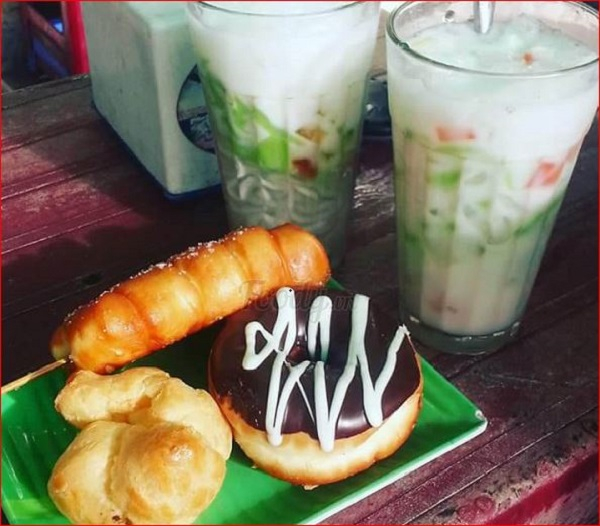 Ngoài ra còn có thêm món bánh ăn thêm cho no bụng