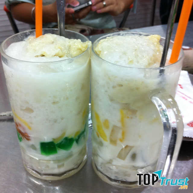 Chè Thái Ý Phương ăn tại quán