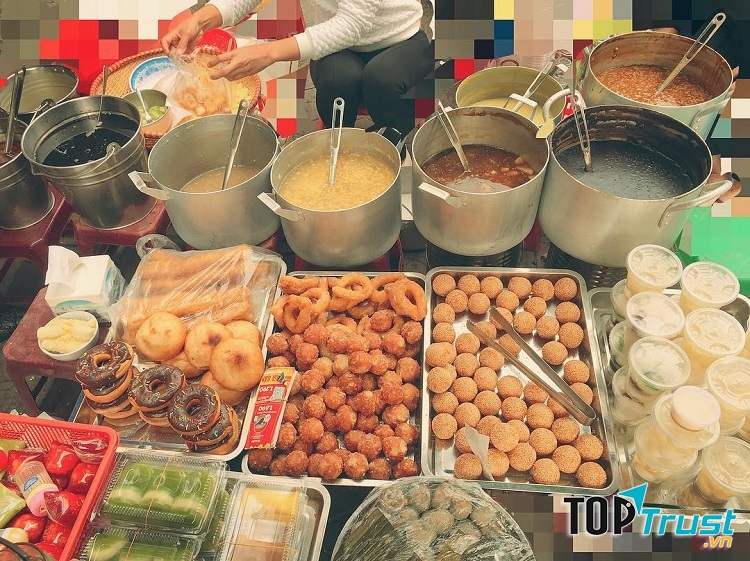 Menu của quán có đủ loại chè: thập cẩm, ngô, đỗ xanh, đỗ đen, nếp cẩm,...