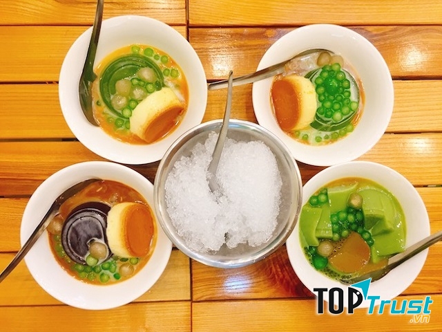 Nhắc đến món ăn vặt ở Hà Nội, ta không thể không nhắc đến những cửa hàng bán chè thập cẩm.