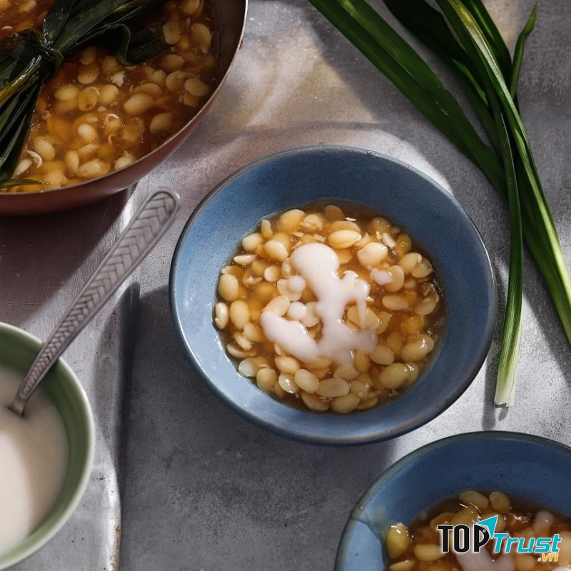 Ở quán Thực Vân chè còn cho thêm rất nhiều loại thạch và hoa quả hấp dẫn như mít, nhãn, thốt nốt, rau câu, hạt đác, hạt lựu, bông tuyết, sương sa...