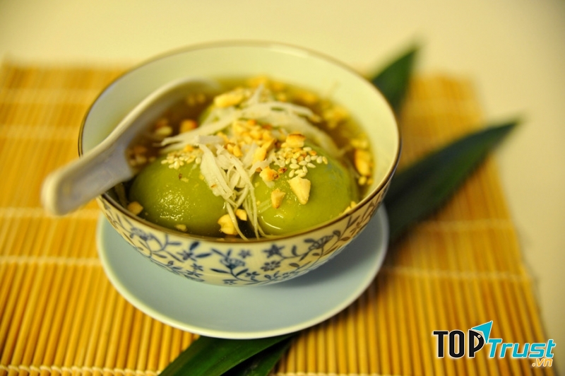 Chè trôi nước lá dứa có màu xanh đặc trưng