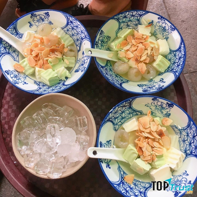 Menu chè của quán khá đa dạng với những món chè phổ biến được nhiều người ưa chuộng như chè bưởi, thập cẩm, đậu đỏ, khúc bạch,...