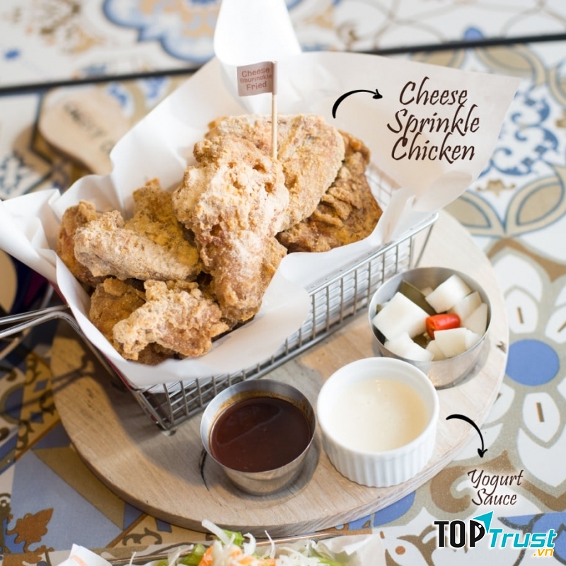 Đi kèm cùng những phần gà phô mai, Cheeky Chicken phục vụ thêm những món đồ chua ăn kèm để bạn có thể có được vị ngon trọn vẹn hơn.