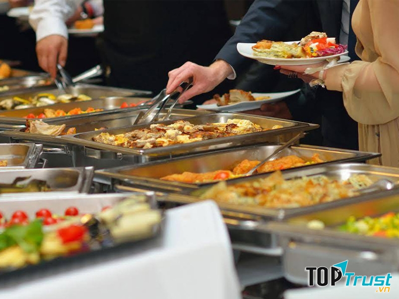 Thiết kế theo phong cách bếp mở giúp bạn quan sát trực tiếp đầu bếp chế biến thức ăn